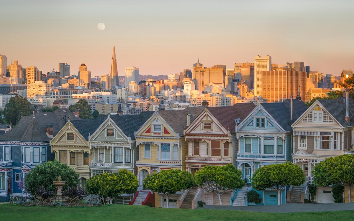 San Francisco Painted Ladies Victorian homes with the downtown skyline